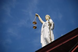 Die Waage der Gerechtigkeit. Vekehrsrechtsschutz